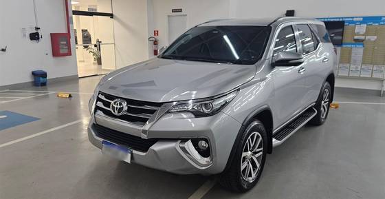 TOYOTA HILUX SW4 2.8 SRX 4X4 16V TURBO INTERCOOLER DIESEL 4P AUTOMÁTICO TOYOTA HILUX SW4 2.8 SRX 4X4 16V TURBO INTERCOOLER DIESEL 4P AUTOMÁTICO